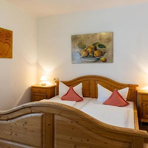 Zimmer mit Kingsize-Bett